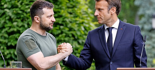 Wolodymyr Selenskyj (l.), der Prsiden..., im Sommer bei einem Treffen  in Kiew  | Foto: Ludovic Marin (dpa)