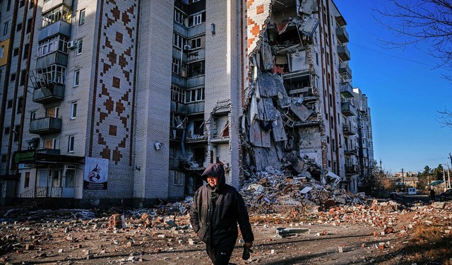 Durch russische Angriffe schwer getrof... der Stadt Lyman in der Region Donezk.  | Foto: DIMITAR DILKOFF (AFP)