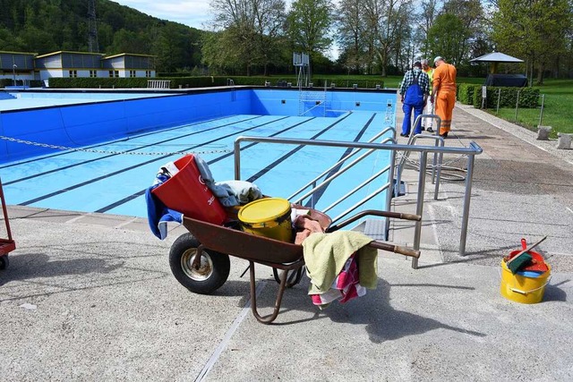 Um Steinens Freibad zu sanieren, brauc...eine Schubkarre und einen Eimer Farbe.  | Foto: Robert Bergmann