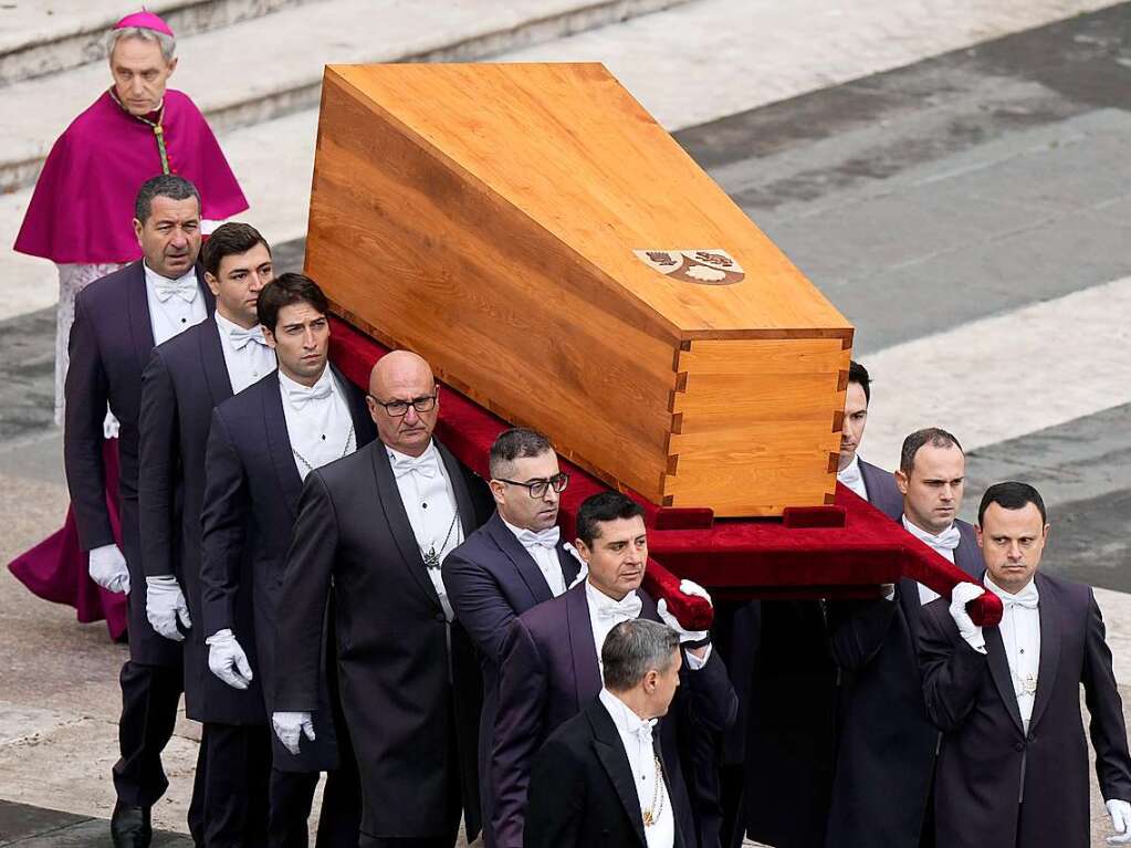 Der Sarg des verstorbenen emeritierten Papstes Benedikt XVI. wird zur ffentlichen Trauermesse fr den emeritierten Papst Benedikt XVI. auf den Petersplatz getragen