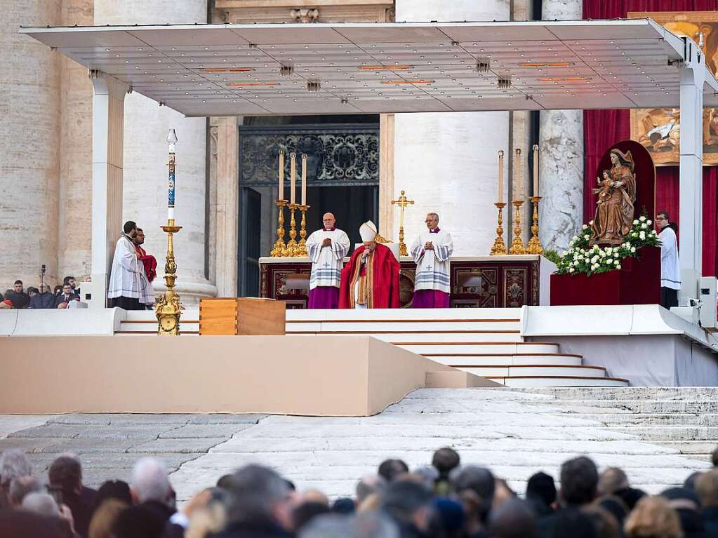 Papst Franziskus sitzt hinter dem Sarg des verstorbenen emeritierten Papstes Benedikt XVI.