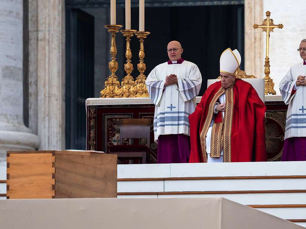 Papst Franziskus feiert die Messe nicht selbst, er steht ihr nur vor.