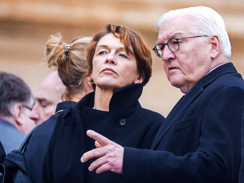 Bundesprsident Frank-Walter Steinmeier  und seine Frau Elke Bdenbender  nehmen an der ffentlichen Trauermesse fr den emeritierten Papst Benedikt XVI. auf dem Petersplatz teil.