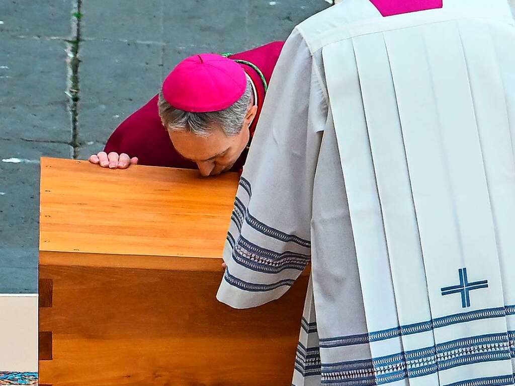 Georg Gnswein, Kurienerzbischof und langjhriger Privatsekretr des verstorbenen emeritierten Papst Benedikt XVI., ksst den Sarg des verstorbenen emeritierten Papstes Benedikt XVI. vor Beginn der Trauermesse auf dem Petersplatz.