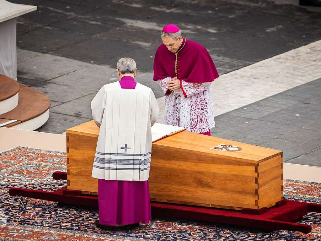 Georg Gnswein steht am Sarg von Papst Benedikt XVI.