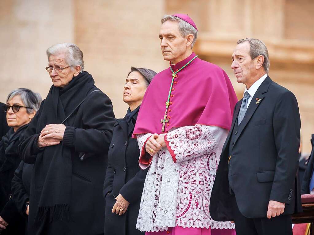 Georg Gnswein , Kurienerzbischof und langjhriger Privatsekretr des verstorbenen emeritierten Papst Benedikt XVI., nimmt an der ffentlichen Trauermesse fr den emeritierten Papst Benedikt XVI. auf dem Petersplatz teil.