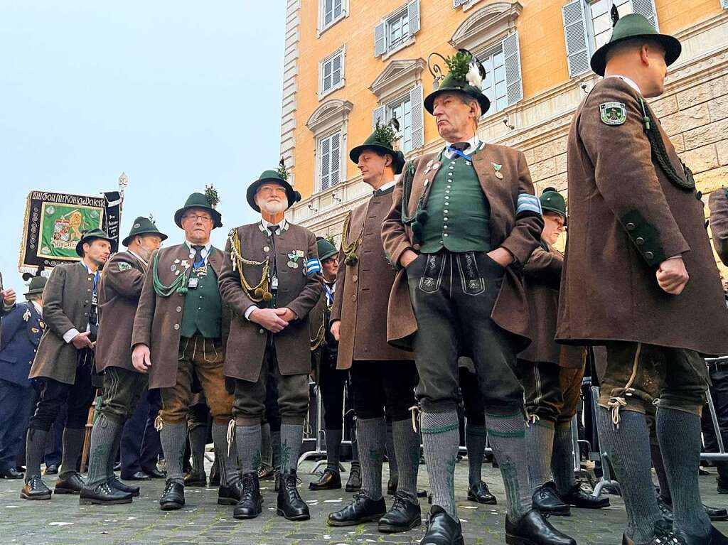 Bayerische Gebirgsschtzen warten  auf dem Petersplatz auf den Beginn der ffentlichen Trauermesse.