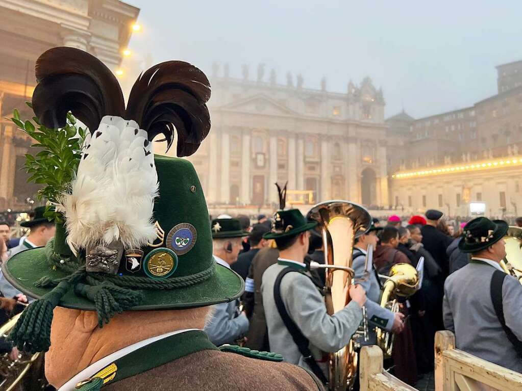 Ein bayerischer Gebirgsschtze steht auf dem Petersplatz und wartet auf den Beginn der ffentlichen Trauermesse.