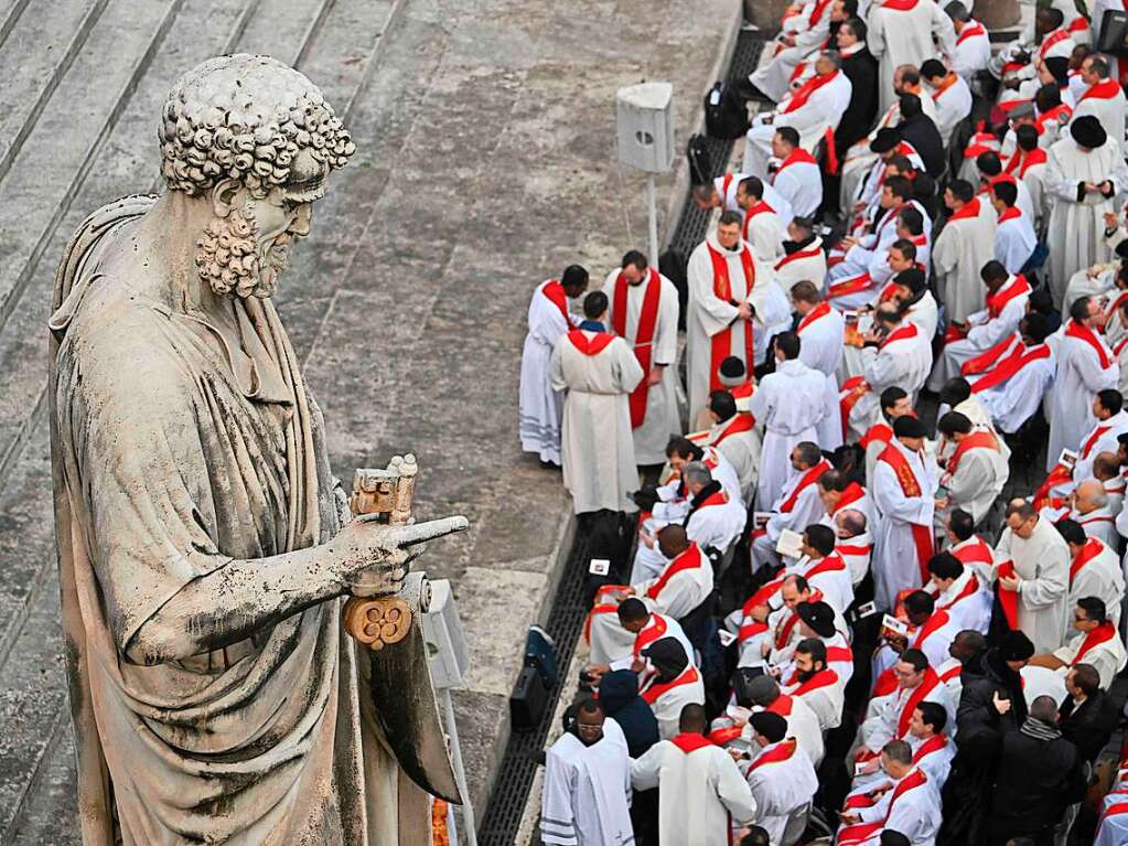 Geistliche whrend der Messe auf dem Petersplatz.