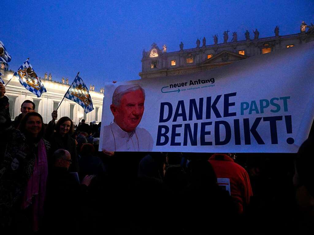 Bayerische Glubige am frhen Morgen auf dem Petersplatz.