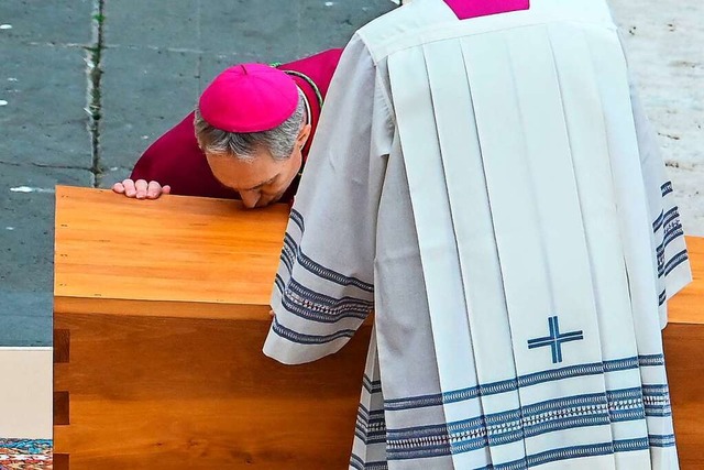 Georg Gnswein ksst vor der Trauermes... des  emeritierten Papst Benedikt XVI.  | Foto: FILIPPO MONTEFORTE (AFP)