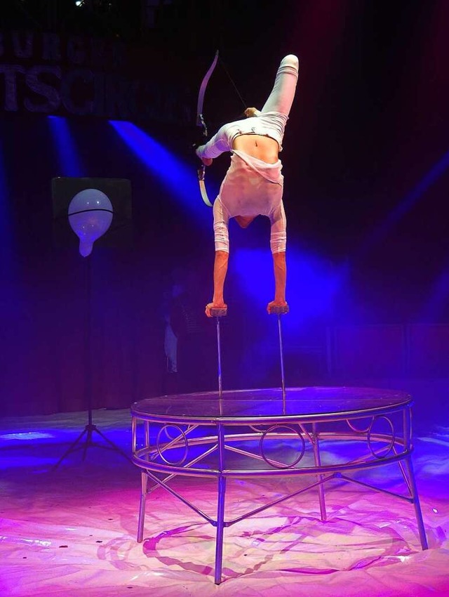 David Meraz bei seiner Glanznummer: Er...n Ballon &#8211; und das im Handstand.  | Foto: Katrin Wien