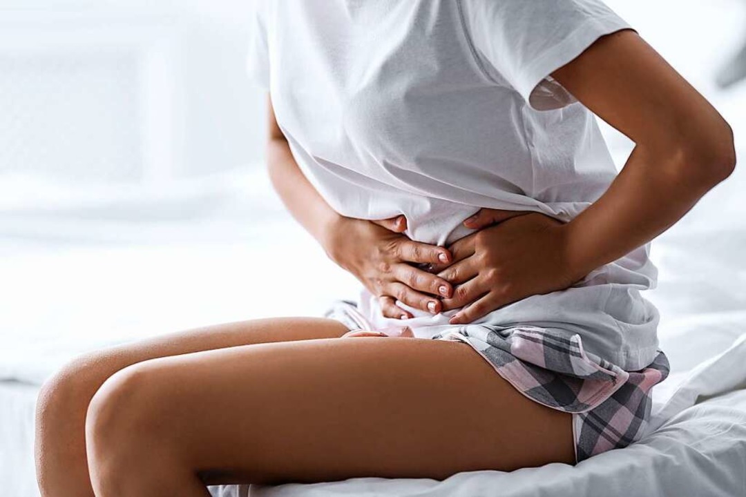 Eine junge Frau leidet unter starken Menstruationsschmerzen. (Symbolbild)  | Foto: stock.adobe New Africa