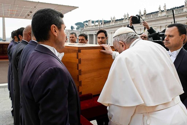 Papst Franziskus (Mitte) berhrt den S...kt XVI. auf dem Petersplatz wegtragen.  | Foto: Vatican Media (dpa)