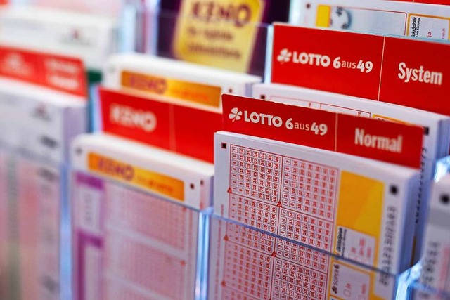 Lottoscheine stecken in einem Display in einer Lotto-Annahmestelle  | Foto: Philipp von Ditfurth (dpa)