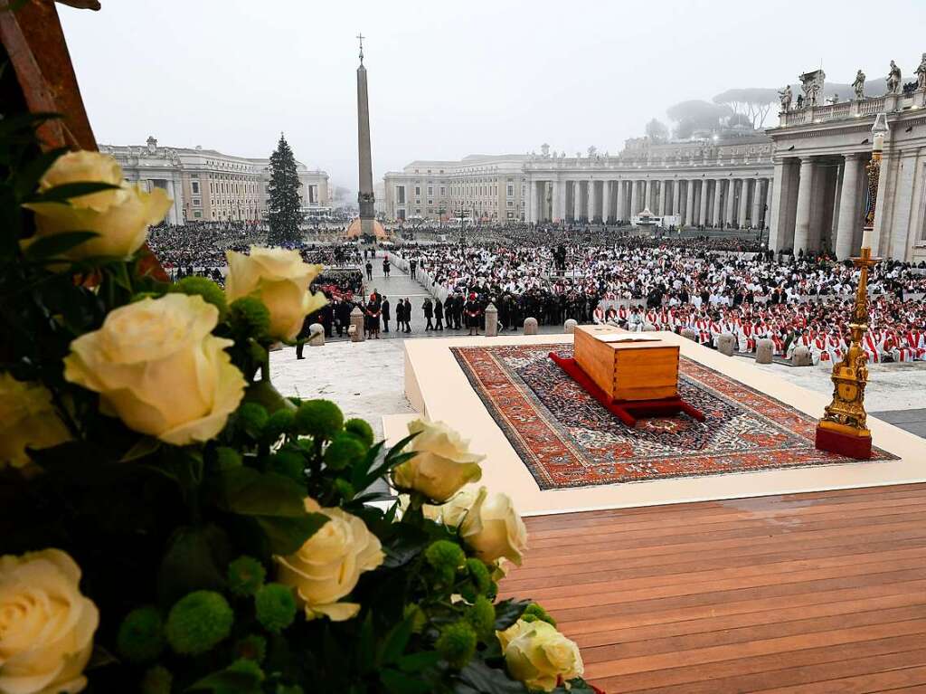 Der Sarg des verstorbenen emeritierten Papstes Benedikt XVI. ist auf dem Petersplatz fr eine ffentliche Trauermesse im Vatikan aufgestellt.