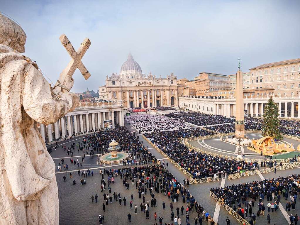 Ein Blick auf den  Petersplatz mit Petersdom whrend der ffentlichen Trauermesse fr den emeritierten Papst Benedikt XVI.