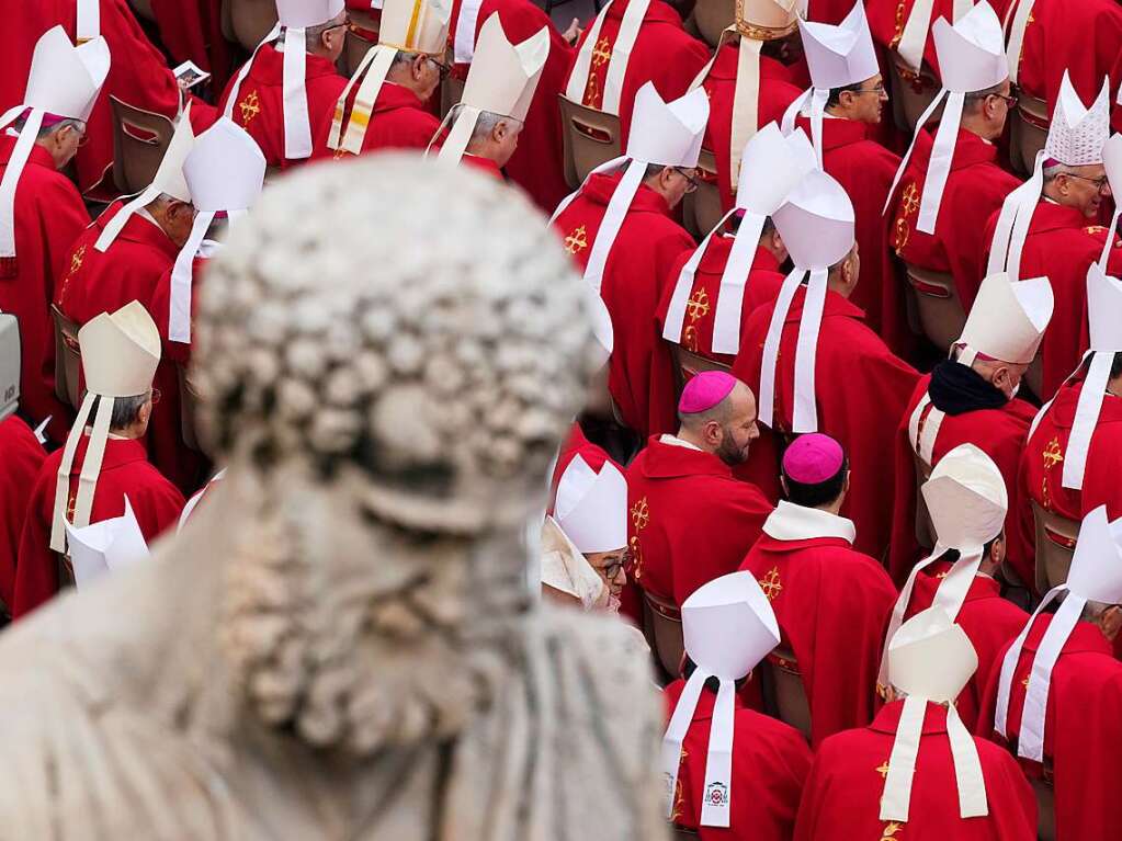 Kirchenmitglieder warten auf den Beginn der Trauermesse fr den verstorbenen emeritierten Papst Benedikt XVI. auf dem Petersplatz.