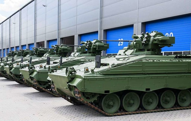 Marder-Schtzenpanzer sollen in die Ukraine geliefert werden.  | Foto: Julian Stratenschulte (dpa)