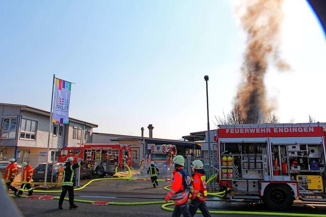 Groeinsatz fr die Feuerwehr Endingen...brik Rilit im Endinger Industriegebiet  | Foto: Ruth Seitz