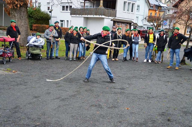 Mit dem Einschlagen beginnt in Todtnau...nigstag mit ihren Karbatschen krachen.  | Foto: Edgar Steinfelder