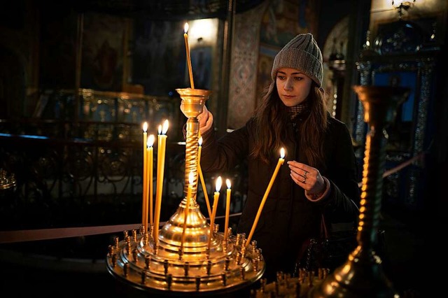 Kerzen in einem Kloster in Kiew  | Foto: Bela Szandelszky (dpa)