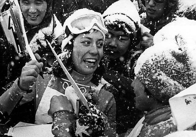 Rosi Mittermaier im Jahr 1972 in Sapporo umringt von japanischen Fans  | Foto: Bendrihem (dpa)