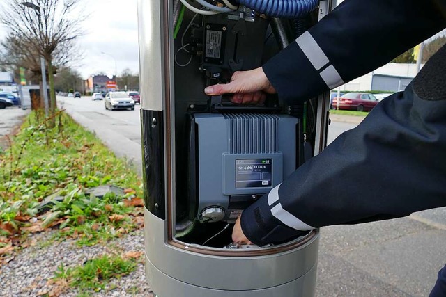 Das Messgert wird in die Blitzersule eingesetzt.  | Foto: David Pister