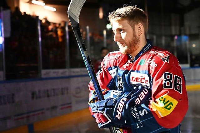 Alexander De Los Rios wird fr sein 600. Spiel im EHC-Trikot geehrt.  | Foto: Achim Keller