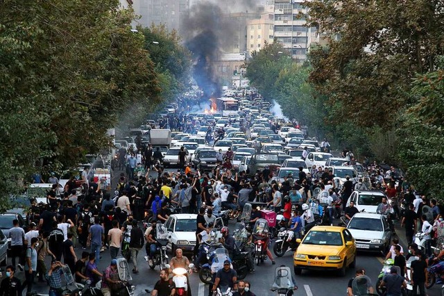 Viele Menschen skandieren im September...22-jhrigen Iranerin Jina Mahsa Amini.  | Foto: Uncredited (dpa)