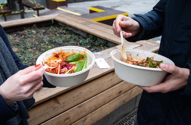 Seit Jahresbeginn gilt fr Gastronomen... Mehrweg-Angebots-Pflicht (Symbolbild)  | Foto: Bernd von Jutrczenka (dpa)