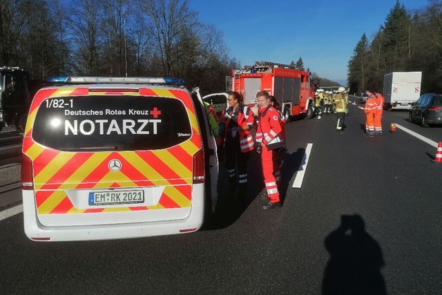 Vier Menschen werden bei dem Unfall au...nd mit mehreren Fahrzeugen im Einsatz.  | Foto: Matthias Reinbold/DRK Freiburg