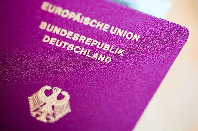 Den deutschen Pass sollen in Zukunft viele Menschen einfacher erhalten knnen.  | Foto: Rolf Vennenbernd (dpa)
