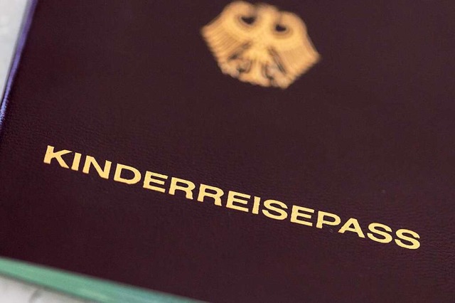 Geht die Reise in ein Land auerhalb d...ind einen Kinderreise- oder Reisepass.  | Foto: Daniel Karmann (dpa)