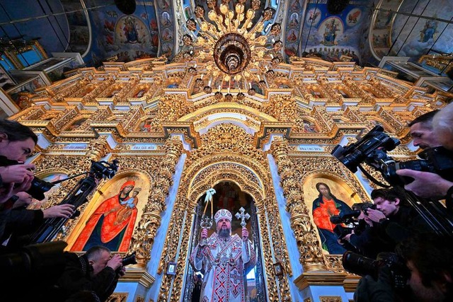 In Kiew hielt die neue Orthodoxe Kirch...tsmesse im berhmten Hhlenkloster ab.  | Foto: SERGEI SUPINSKY (AFP)