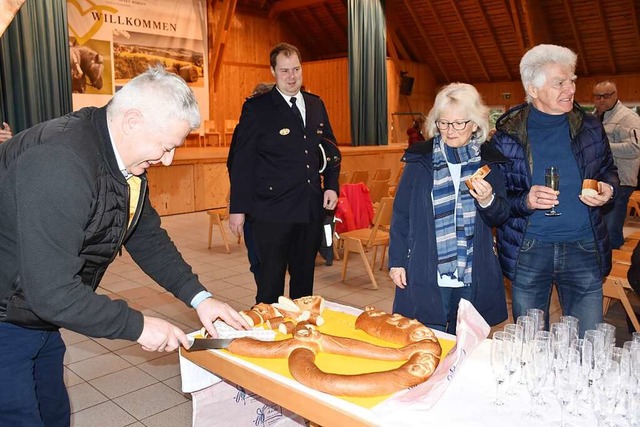 Neujahrsempfang der Gemeinde St. Mrge...reutz schneidet die Neujahrsbrezel an.  | Foto: Thomas Biniossek