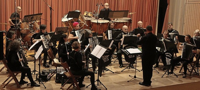 Das Orchester bei seinem Konzert am Samstagabend   | Foto: Rolf Reimann