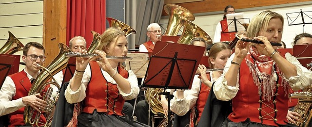 Die Trachtenkapelle mit Jugend und Akt... ein Zugabe nach der anderen spielen.   | Foto: Jutta Schtz