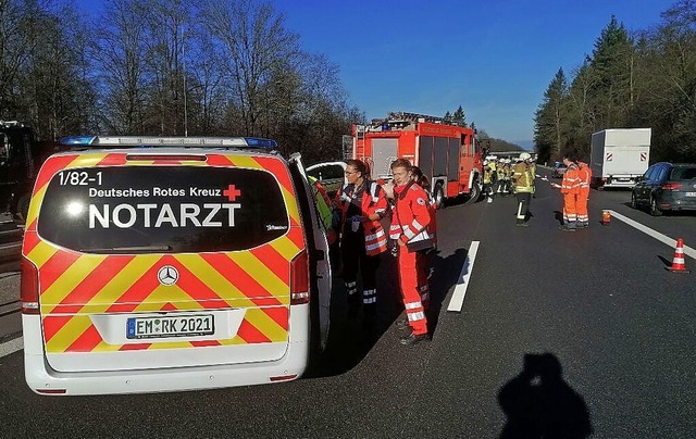 Bei Teningen musste die A5 in Richtung...l mit fnf Fahrzeugen gesperrt werden.  | Foto: Matthias Reinbold/DRK Freiburg