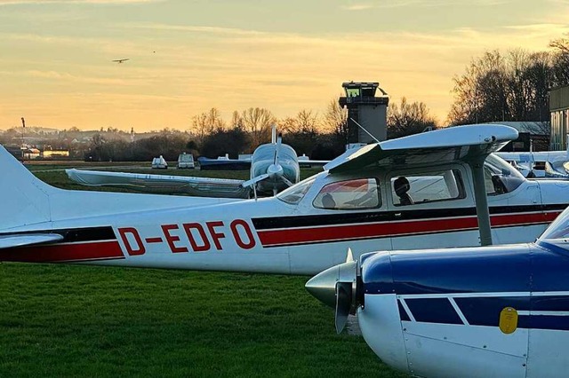 Um die Zukunft des Offenburger Flugpla...en eine Schlieung rhrt sich Protest.  | Foto: Helmut Seller