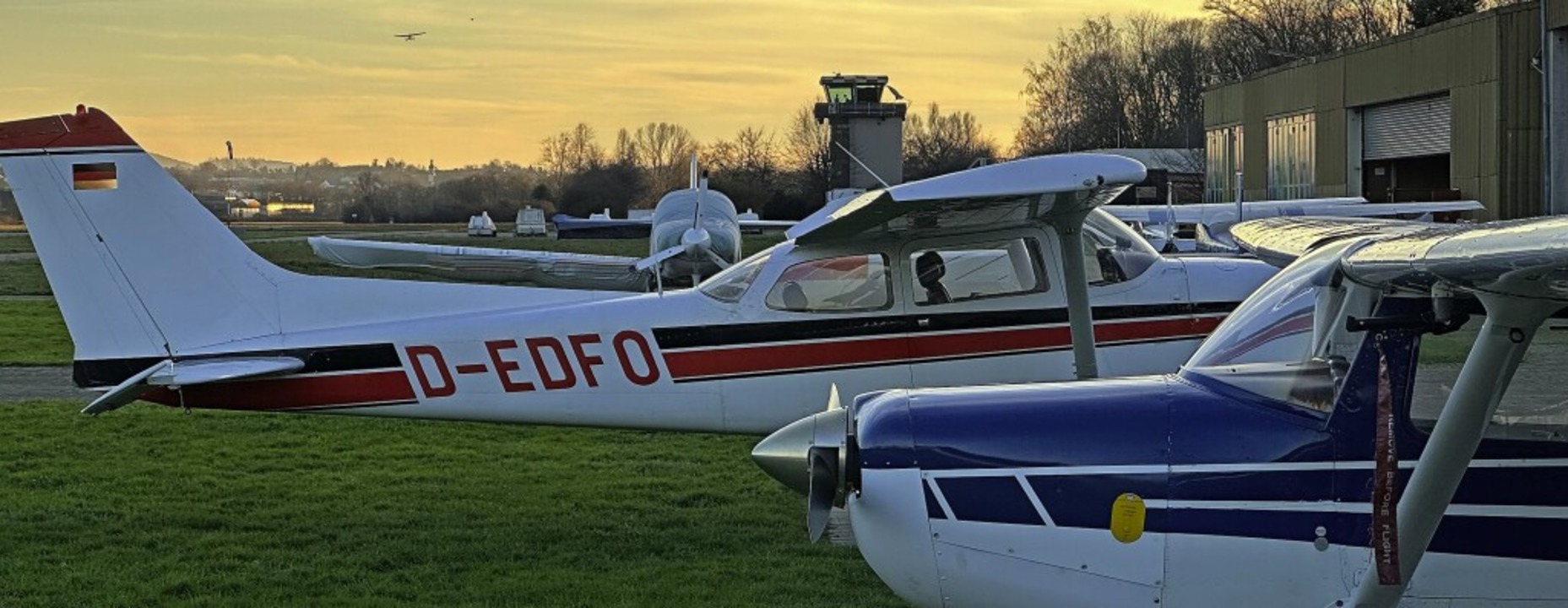 Blick aufs Offenburger Flugplatzareal ... die Fliegergruppe das schöne Wetter.   | Foto: Helmut Seller