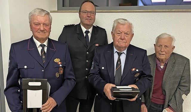 Mit dem Feuerwehrabzeichen in Gold gee...s gratulierte Kommandant Ralf Gimbel.   | Foto: Mario Schneberg