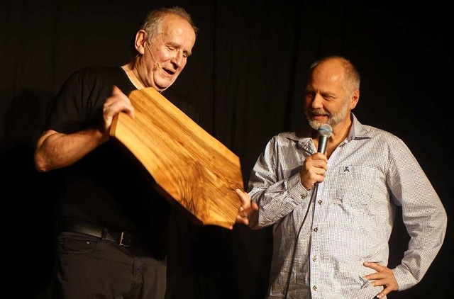 Ingo Benz bedankte sich bei Matthias Deutschmann mit einem Holzbrett.  | Foto: Roswitha Frey