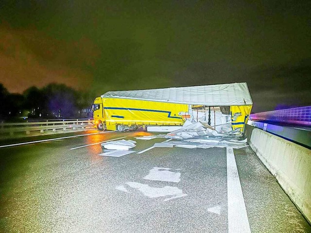 Der nach einem Unfall mit einem Pkw qu... der Sdfahrbahn der A5 bei Offenburg.  | Foto: Christina Huler /Einsatz-Report24  