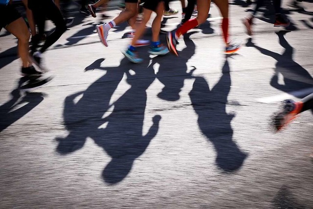 Wer nicht gern allein joggt, aber mehr...im neuen Jahr in der Gruppe versuchen.  | Foto: Christian Charisius (dpa)