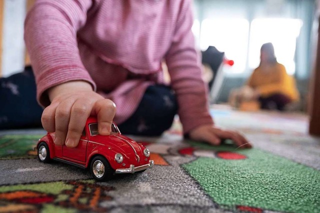 Ein Kind spielt mit einem Spielzeugauto.  | Foto: Sebastian Gollnow (dpa)