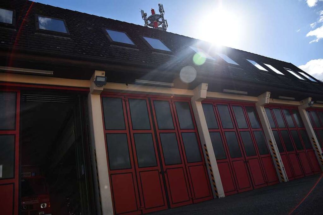 Das Feuerwehrhaus platzt aus allen Näh...mmte 2022 einem Erweiterungsbau zu.     | Foto: Sebastian Krüger