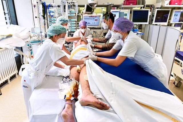 Wegen der Belastungen der Corona-Pande...bolfoto Uniklinik Freiburg) mehr Geld.  | Foto: Thomas Kunz