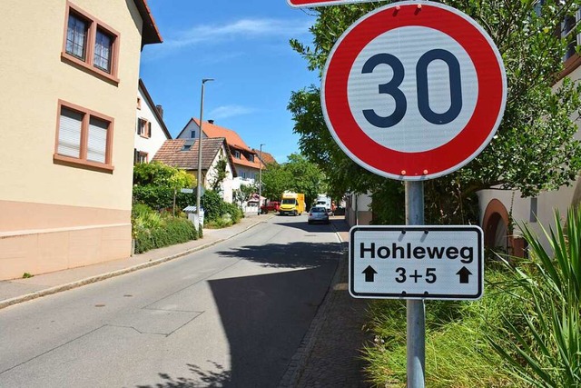 Die Begrenzung auf Tempo 30 in der tlinger Dorfstrae bewhrt sich.  | Foto: Hannes Lauber