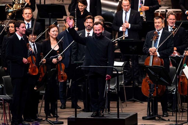 Die Berliner Philharmoniker mit ihrem Chef Kirill Petrenko  | Foto: Fabian Sommer (dpa)